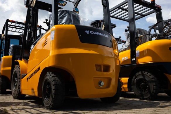 Quale carrello elevatore scegliere? Elettrico o a combustione?